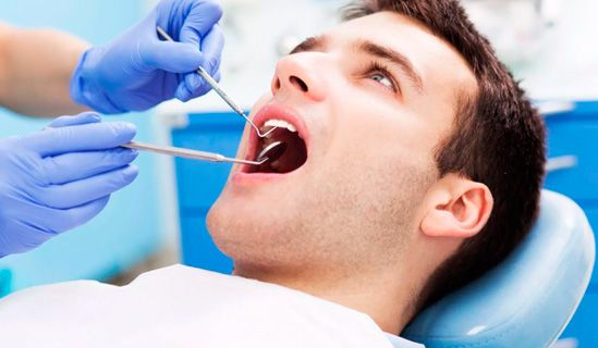 Hombre consultorio en odontologíco